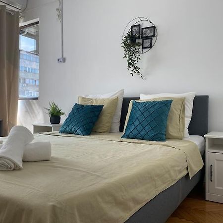 2 Bedroom Apartment With Terrace In City Center Bukarest Eksteriør billede
