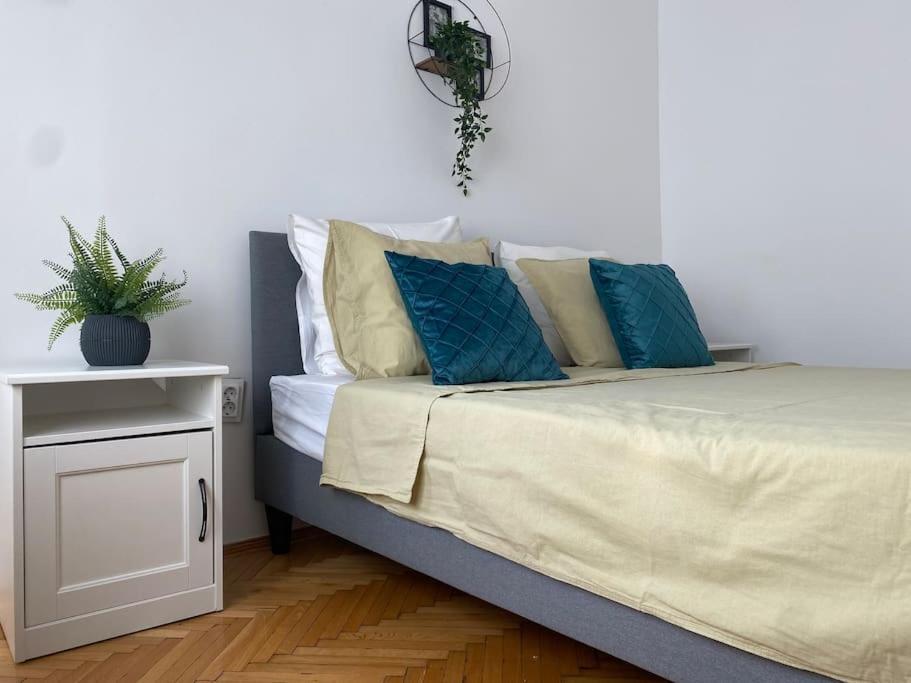 2 Bedroom Apartment With Terrace In City Center Bukarest Eksteriør billede