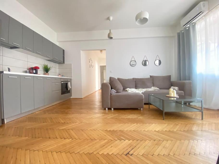 2 Bedroom Apartment With Terrace In City Center Bukarest Eksteriør billede