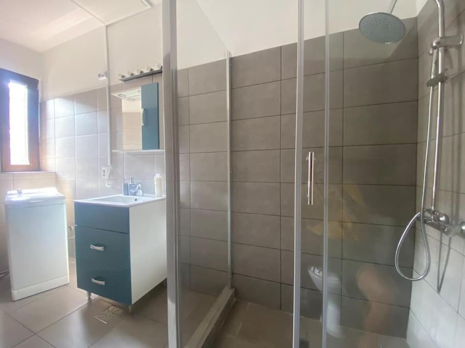 2 Bedroom Apartment With Terrace In City Center Bukarest Eksteriør billede