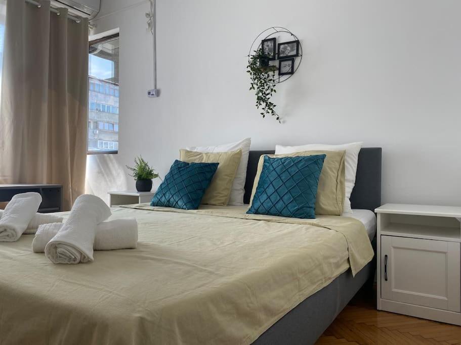2 Bedroom Apartment With Terrace In City Center Bukarest Eksteriør billede