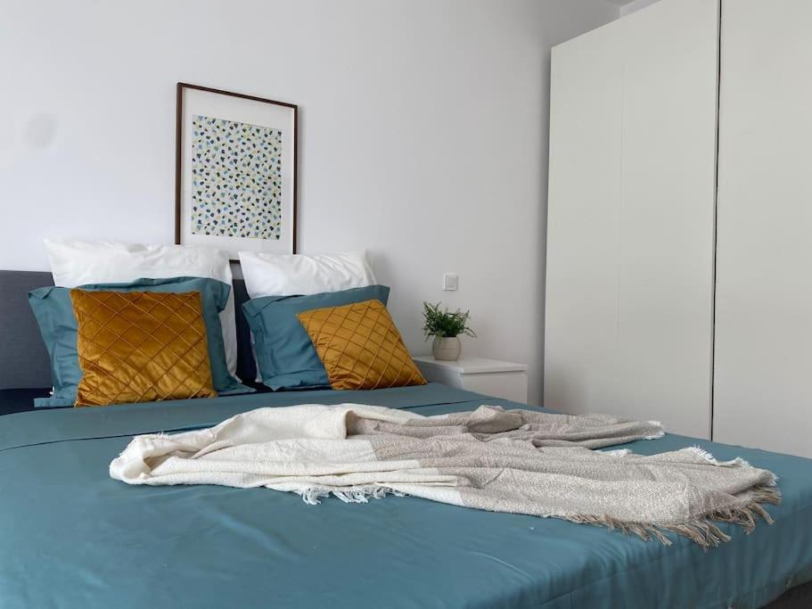 2 Bedroom Apartment With Terrace In City Center Bukarest Eksteriør billede