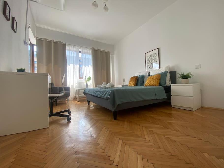 2 Bedroom Apartment With Terrace In City Center Bukarest Eksteriør billede