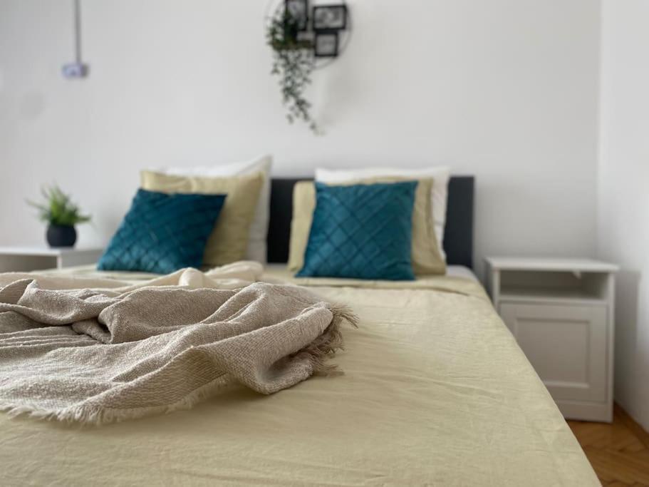 2 Bedroom Apartment With Terrace In City Center Bukarest Eksteriør billede