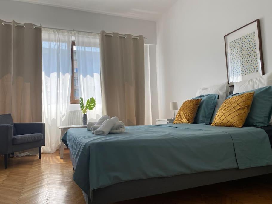 2 Bedroom Apartment With Terrace In City Center Bukarest Eksteriør billede